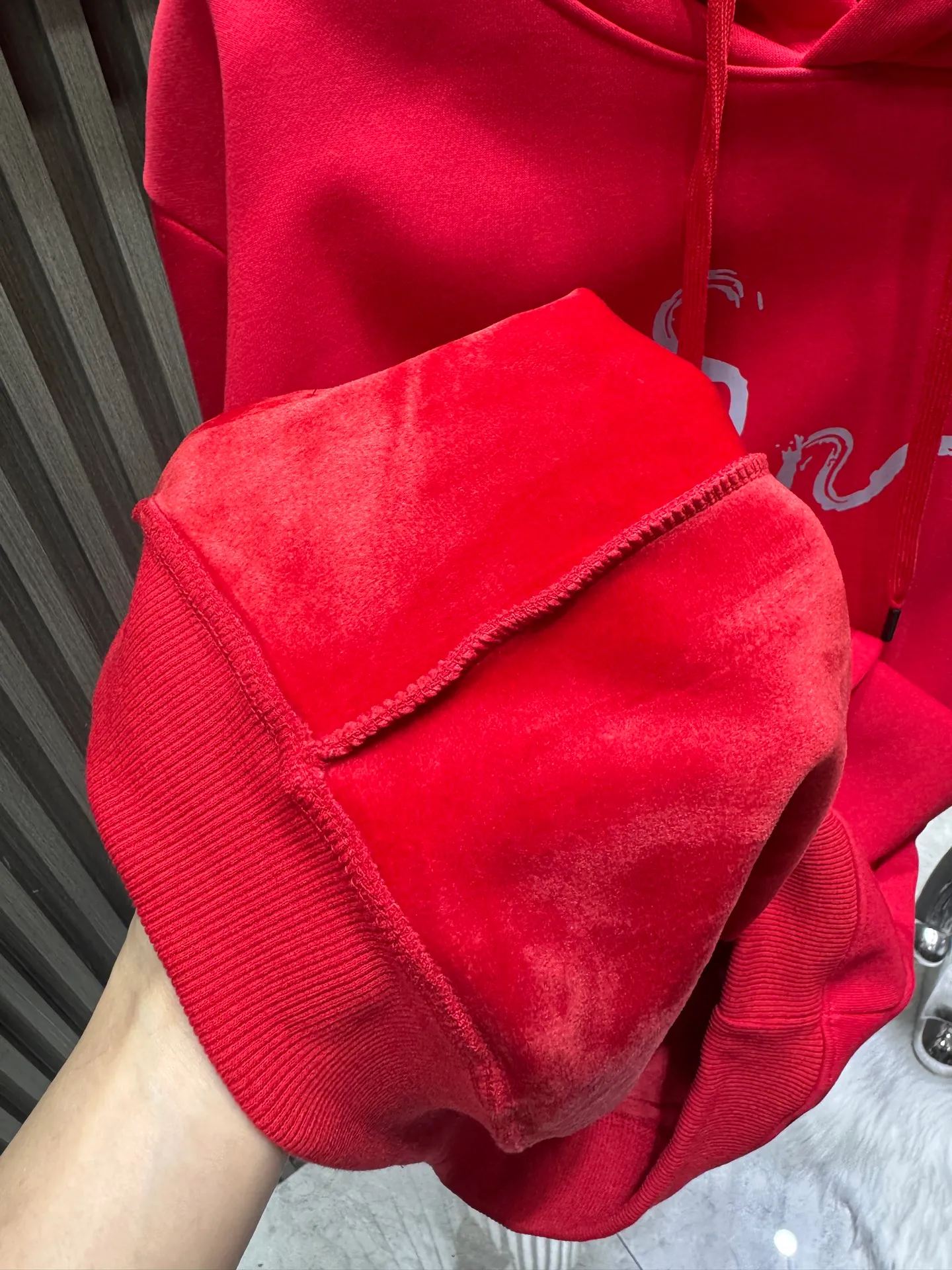🅿️280 Louis Vuitton Louis Vuitton Louis Vuitton New Year's Official Website 25* New trendy brand letter printed hooded sweatshirt 400 grams of pure cotton ➕ silver fox velvet Double-layer heavy-duty letter pattern, whether it is T-shirt or sweatshirt, is a hot item every year. Large-area printing on the front uses Dakangli digital printing machine for direct printing. The cost is extremely high. After many debuggings, the color difference of the pattern is close to 99% of the original version. It is different from the garbage offset printing version in the market. Super labor-intensive. The fabric is exclusively customized and dyed 400g. Double-ply cotton. Kangaroo pocket design element. Trendy men and trendy women.